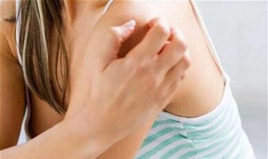 menina coçando o ombro