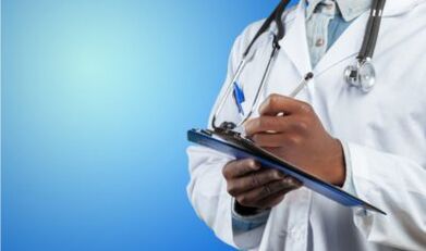 o médico faz uma anotação